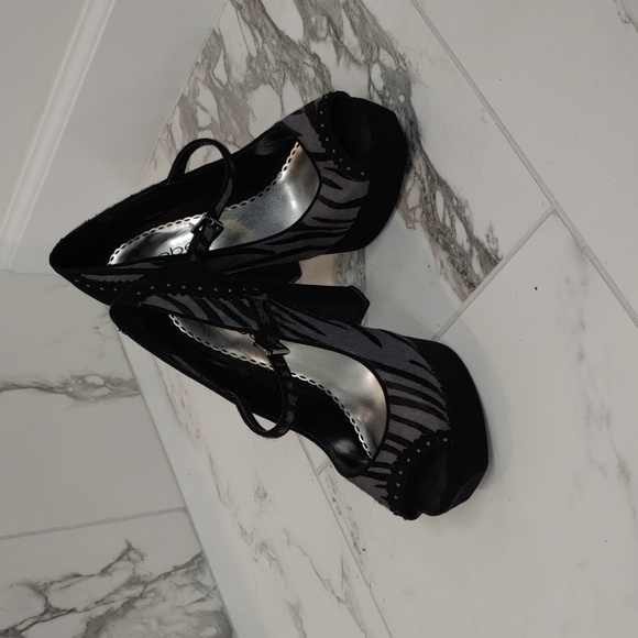 Bebe 5.5 inch high heels and 1.5 inch platform for comfort,fuzzy texture for lux - Picture 5 of 5